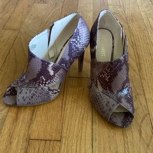 Nine West Neutral Snake Print Booties w Peep Toe 3 inch heel (size 6.5)
